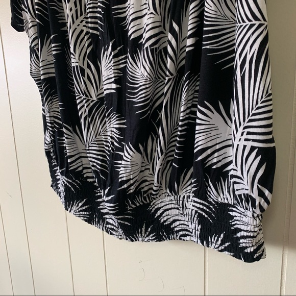 Off the shoulder stretchy palm print top! - Picture 3 of 4